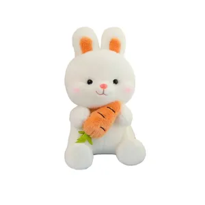 عروسک طرح هویج به دست مدل نشسته ارتفاع 26 سانتی متر 