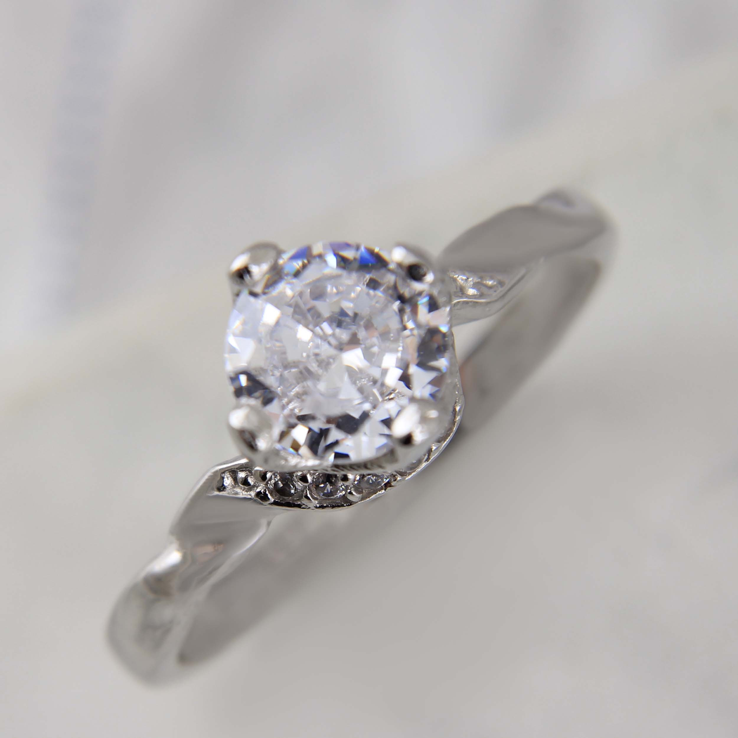 انگشتر نقره زنانه بازرگانی میلادی مدل نگین برلیان اتمی ابکاری رادیوم طرح نامزدی کد AWR_1433