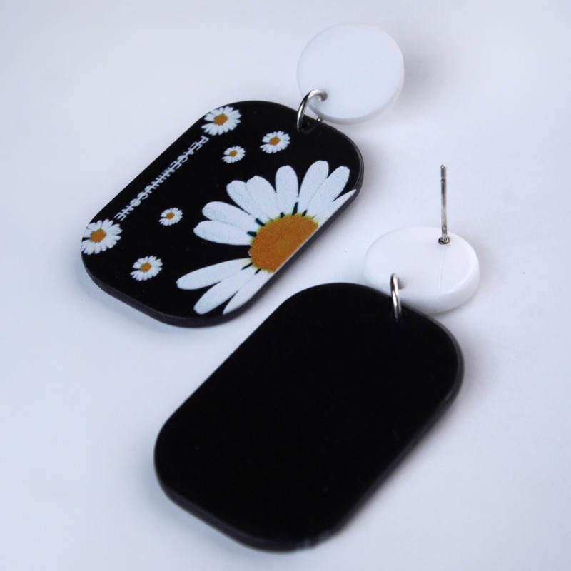 گوشواره دخترانه مدل فانتزی طرح گل بابونه گوشواره دخترانه مدل فانتزی طرح گل بابونه