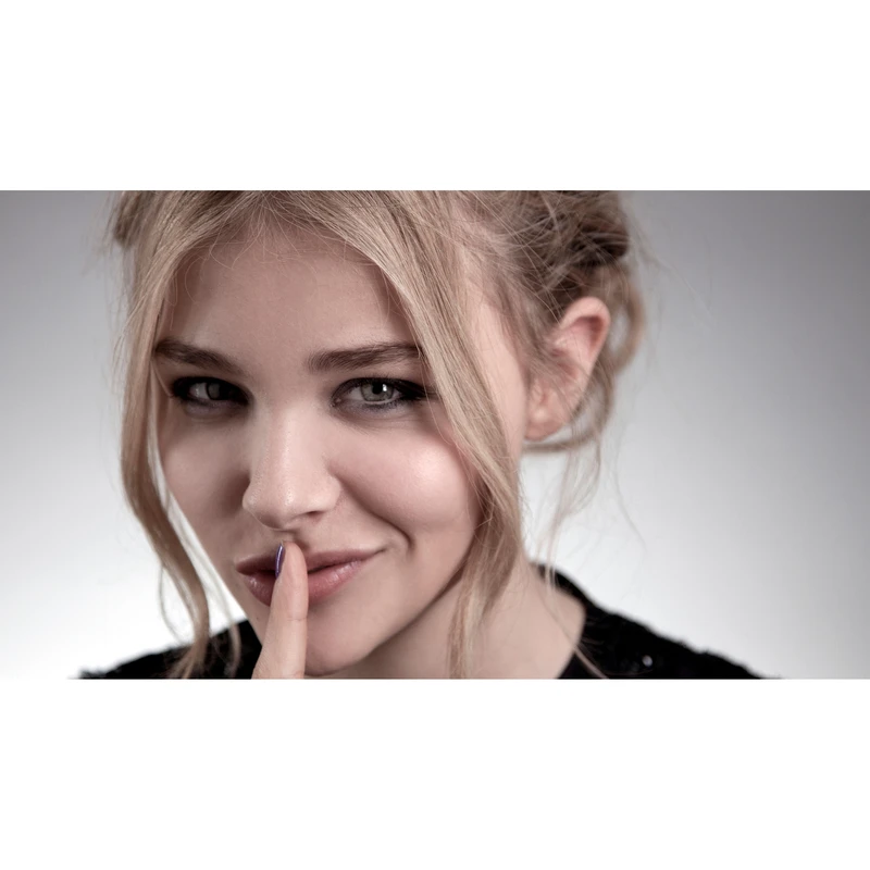 تابلو شاسی مدل بازیگر کلویی گریس مورتز T6581
