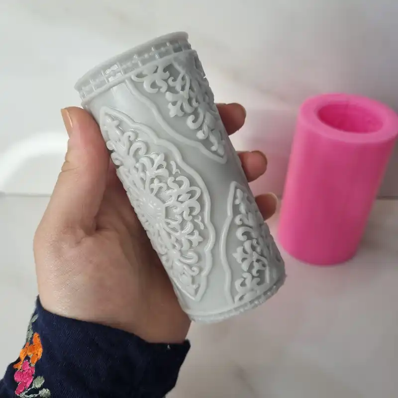 قالب شمع مدل استوانه منبت طرح اسلیمی گلدار کد C 12CM