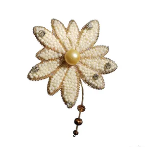 سنجاق سینه زنانه مدل بابونه جواهر دوزی کد A007