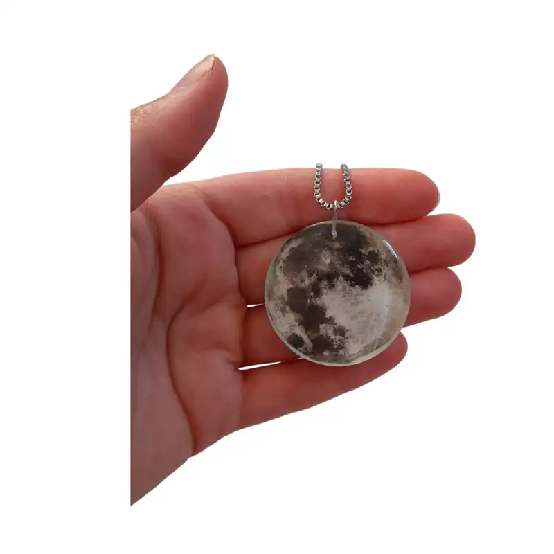 گردنبند زنانه مدل رزینی ماه شبتاب