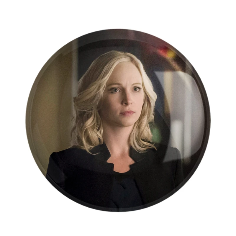 مگنت خندالو مدل کارولاین فوربز خاطرات یک خون آشام  The Vampire Diaries  کد 23687
