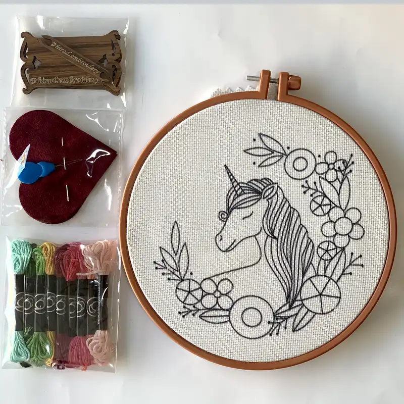 بسته آموزش گلدوزی مدل اسب شاخدار در گلها مجموعه ۱۸ عددی