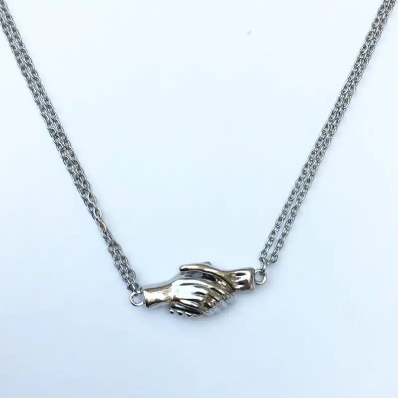 گردنبند زنانه مدل دست مگنتی بسته 2 عددی