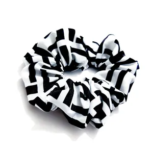 کش مو زنانه مدل اسکرانچی طرح FF