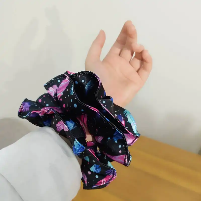 کش مو زنانه مدل اسکرانچي ساتن ابريشم طرح پر