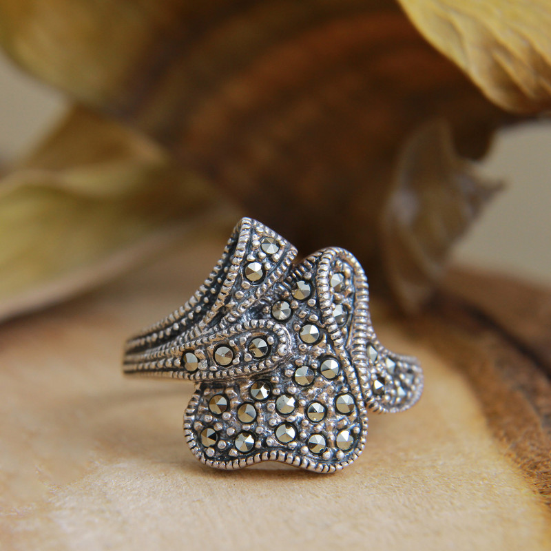 انگشتر نقره زنانه بازرگانی میلادی مدل نگین مارکازیت کد AW_368 انگشتر نقره زنانه بازرگانی میلادی مدل نگین مارکازیت کد AW_368