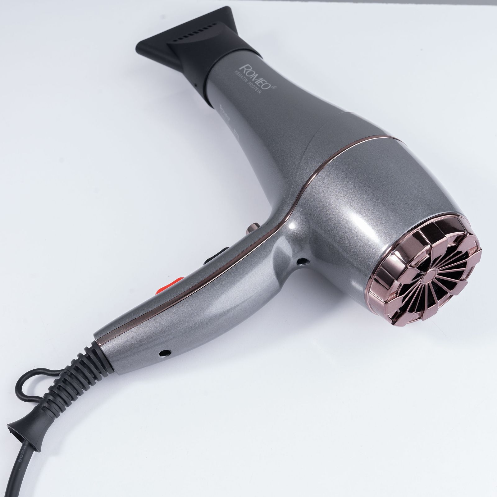 سشوار حرفه‌ای رومئو مدل RM-5858، موتور AC با توان مصرفی 2200 وات، دارای قابلیت باد سرد، طراحی ارگونومیک، دارای حلقه آویختن، با حالت صاف‌کننده و حجم‌دهنده، وزن 450 گرم، تنظیم حرارت 3 حالته و کنترل سرعت 2 حالته، به همراه متمرکزکننده باریک -  - 5