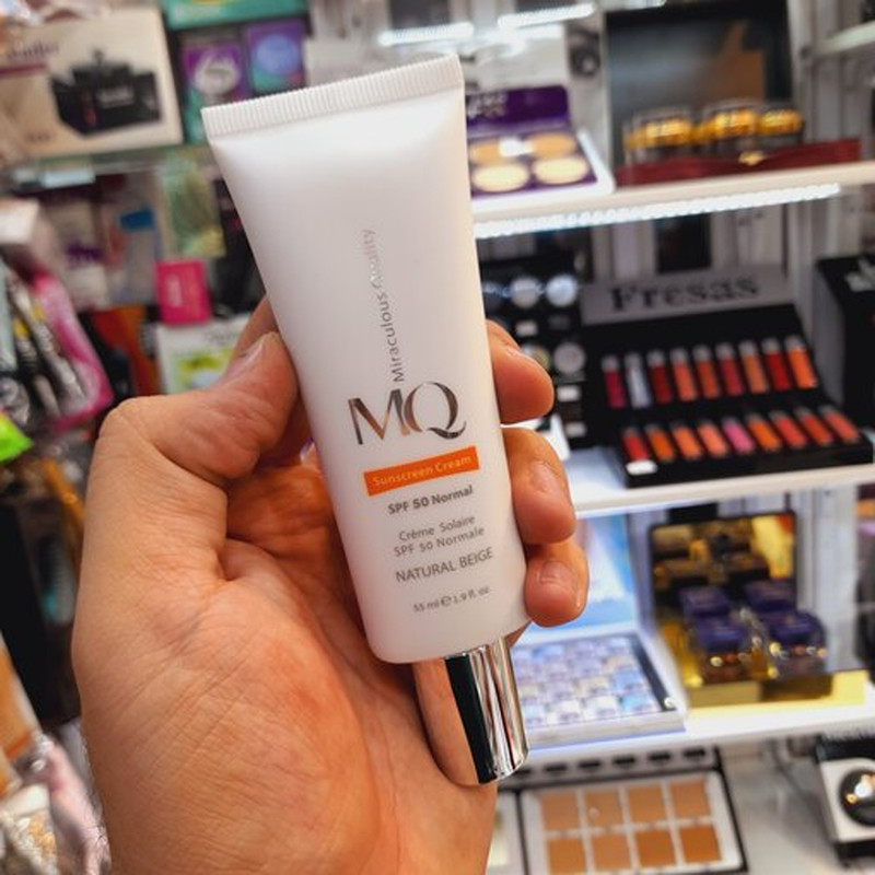 کرم ضد آفتاب رنگی ام کیو SPF50 مدل NATURAL BEIGE محافظ UVA ،UVB، ضد جوش و آکنه، مناسب انواع پوست حجم 55 میلی‌لیتر