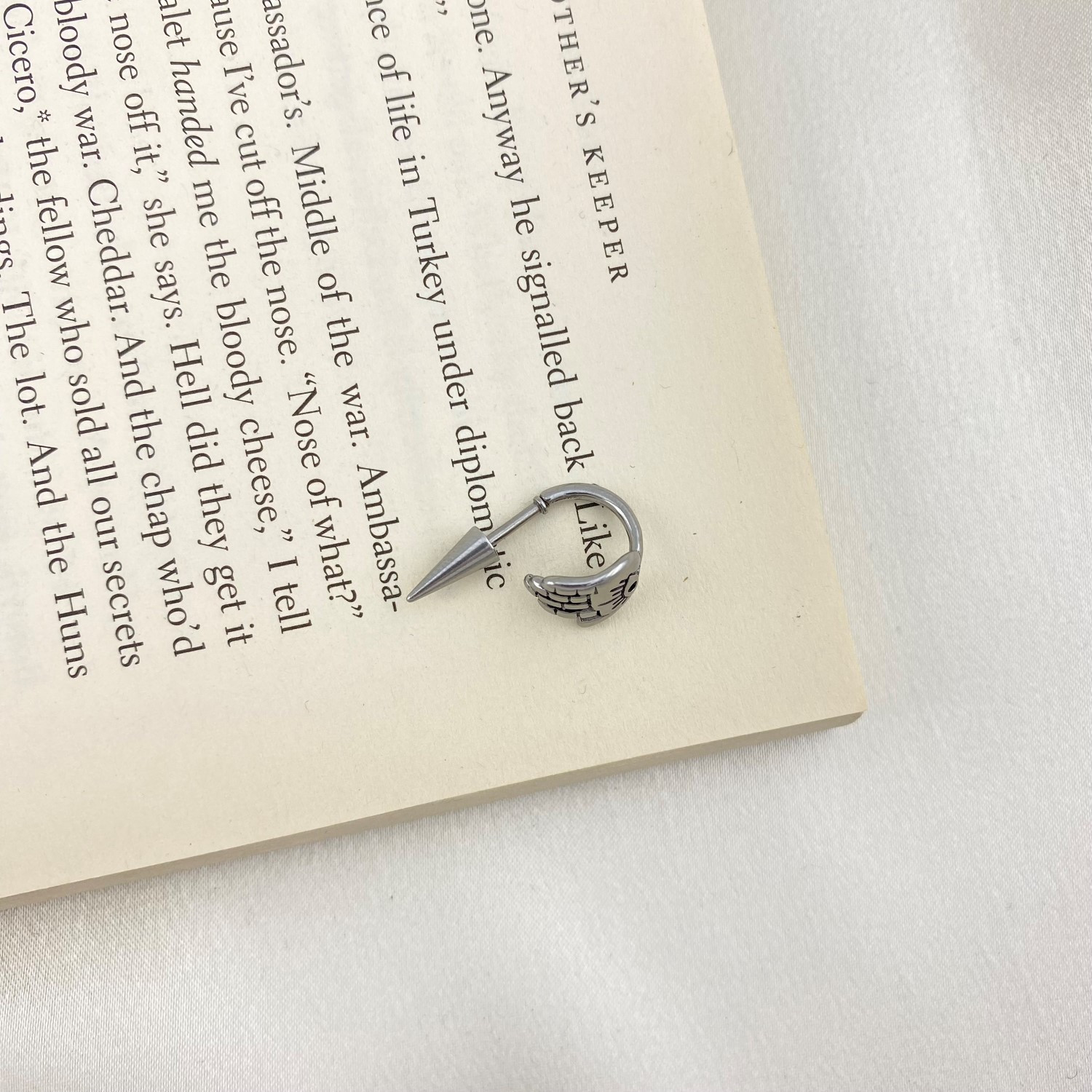 پیرسینگ گوش زنانه مدل دست و چشم کد P4446 پیرسینگ گوش زنانه مدل دست و چشم کد P4446