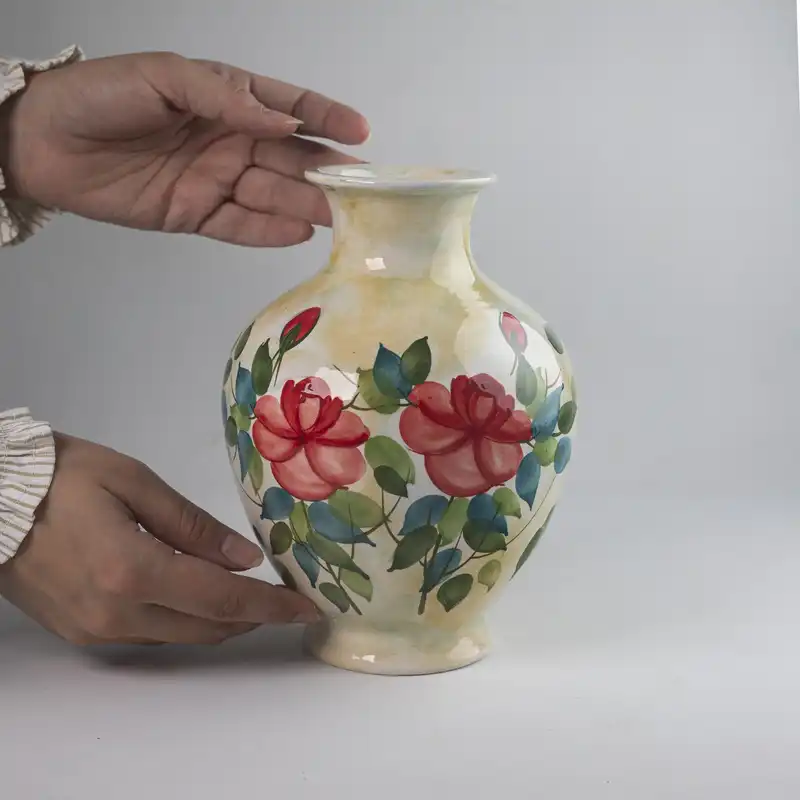 گلدان سفالی طرح نقاشی زیر لعابی کد B-1