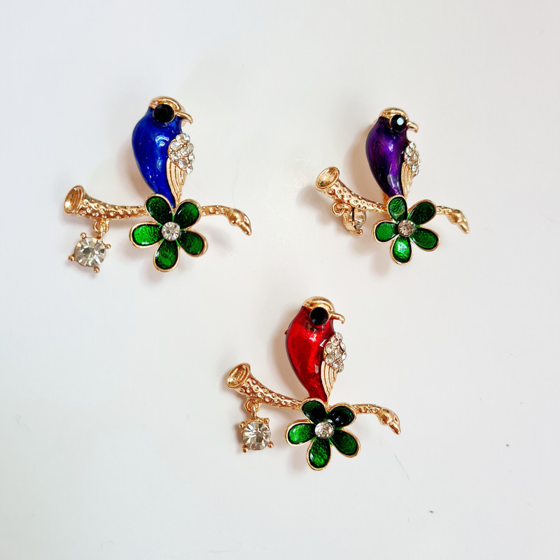 گل سینه زنانه مدل پرنده مرغ عشق نگین‌دار کد brg 1840