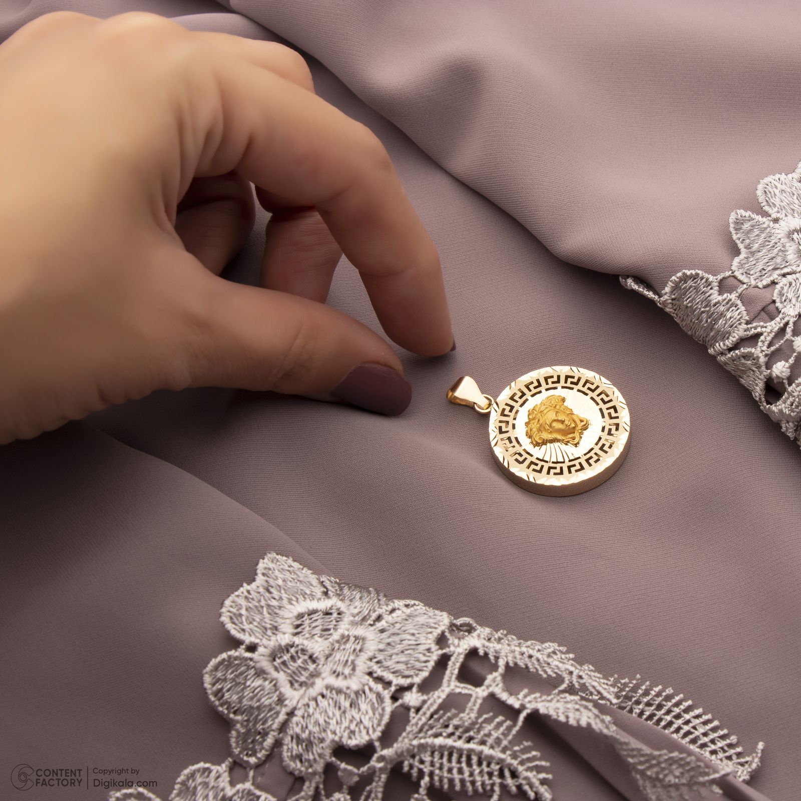 آویز گردنبند طلا 18 عیار زنانه نگین طرح ورساچه کد 115 -  - 6