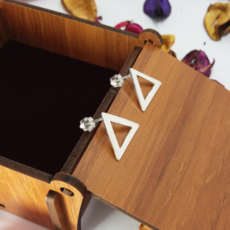 گوشواره نقره زنانه طرح مثلث توخالی گوشواره نقره زنانه طرح مثلث توخالی