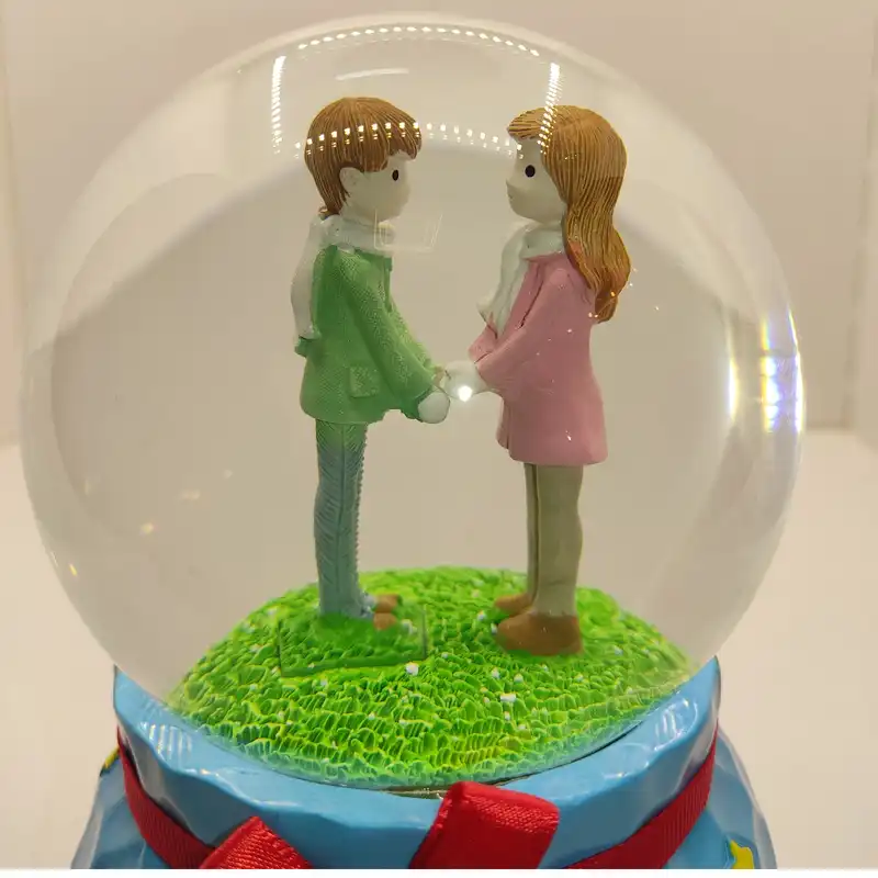 گوی موزیکال مدل پمپی طرح دیدار عاشقانه