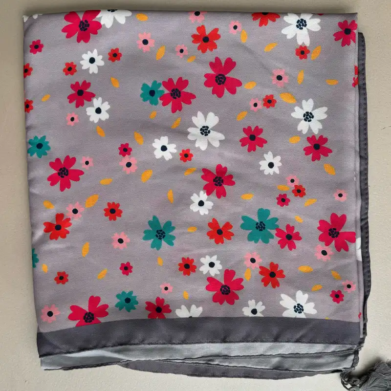 روسری زنانه مدل نخی شاد گلدار قواره بزرگ منگوله دار چهار فصل کد 1