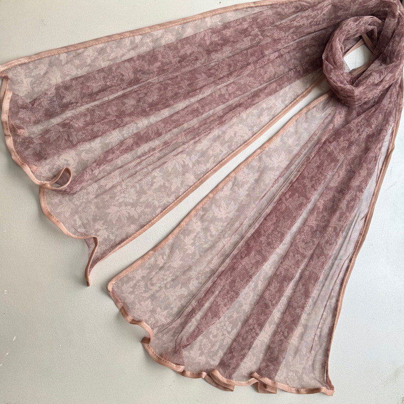 شال زنانه مدل توری ارگانزا برگ برگی دور نوار دوزی