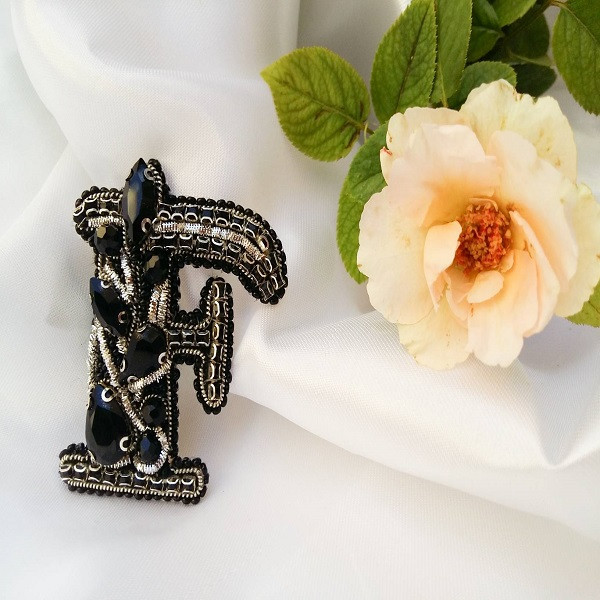 گل سینه زنانه مدل حرف F گل سینه زنانه مدل حرف F