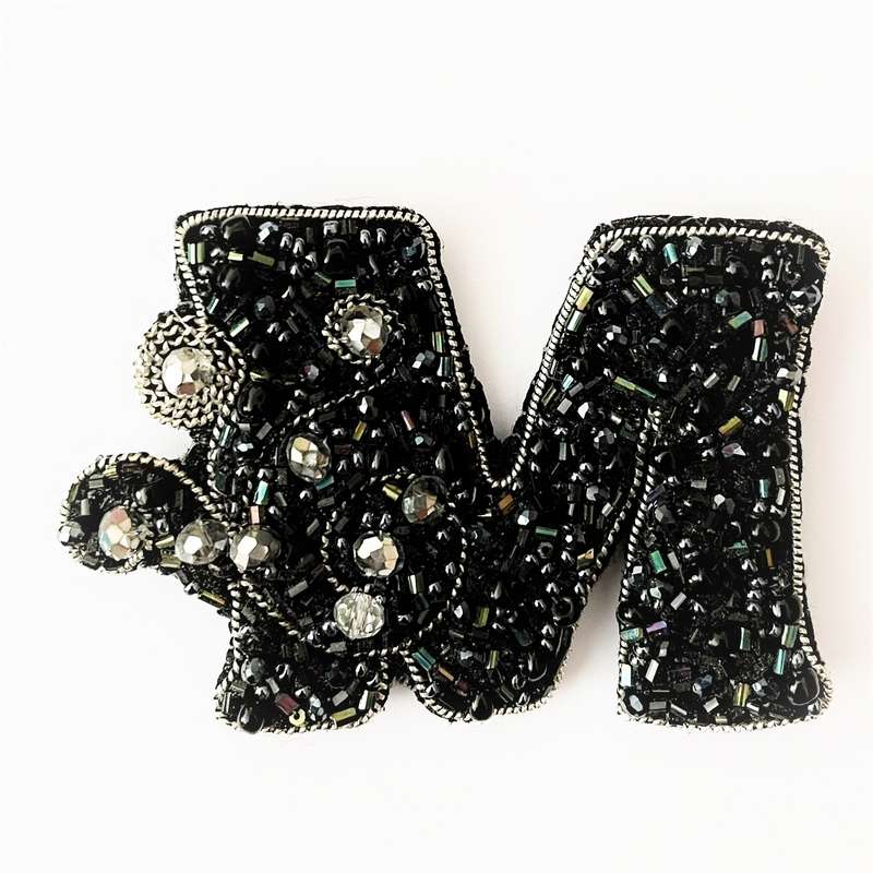 گل سینه زنانه مدل جواهردوزی طرح m