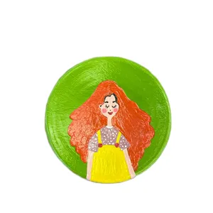 بشقاب دیوارکوب سفالی طرح دخترانه