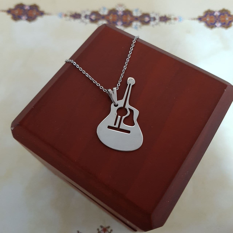 گردنبند نقره زنانه ترمه ۱ طرح گیتار کد mas 00390 گردنبند نقره زنانه ترمه ۱ طرح گیتار کد mas 00390