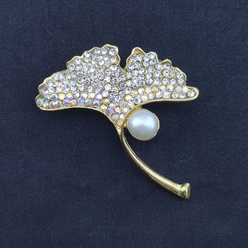 گل سینه زنانه مدل برگ گینکو مرواریدی کد VGK010 گل سینه زنانه مدل برگ گینکو مرواریدی کد VGK010