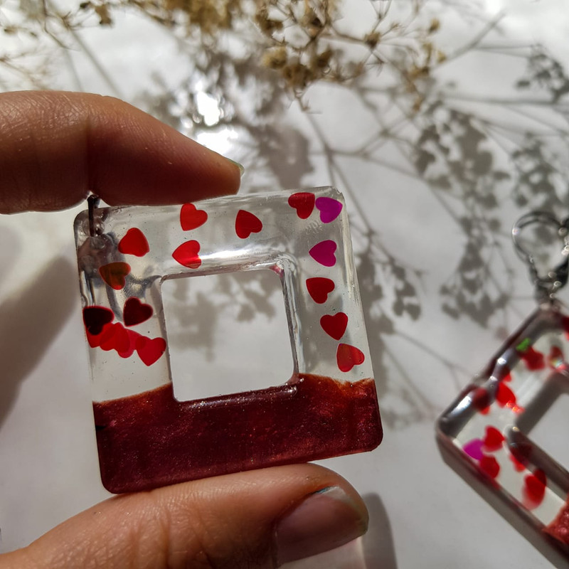 گوشواره دخترانه مدل رزینی قلبی