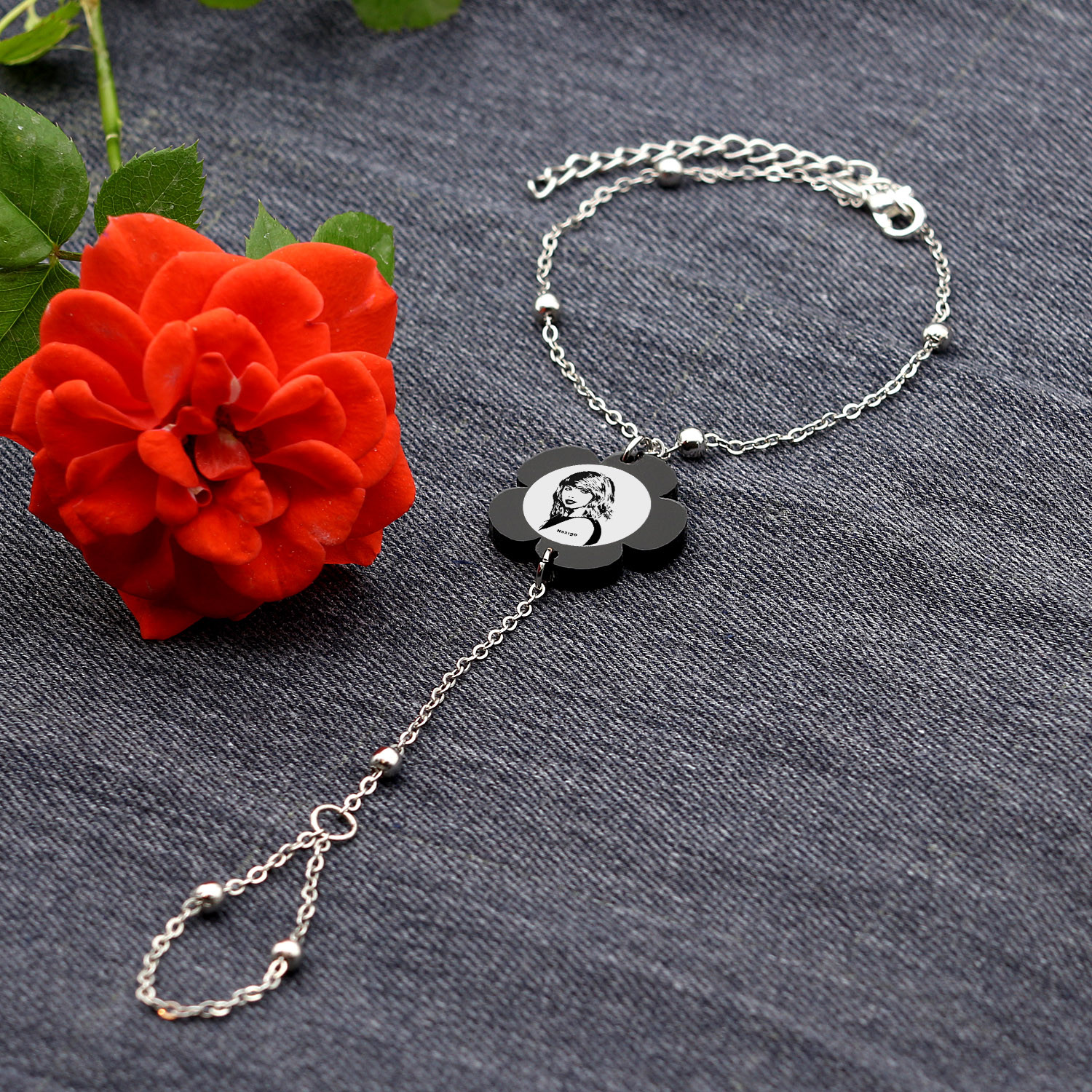 دستبند زنانه ناکسیگو مدل تمیمه طرح تیلور سوئیفت کد TM11182