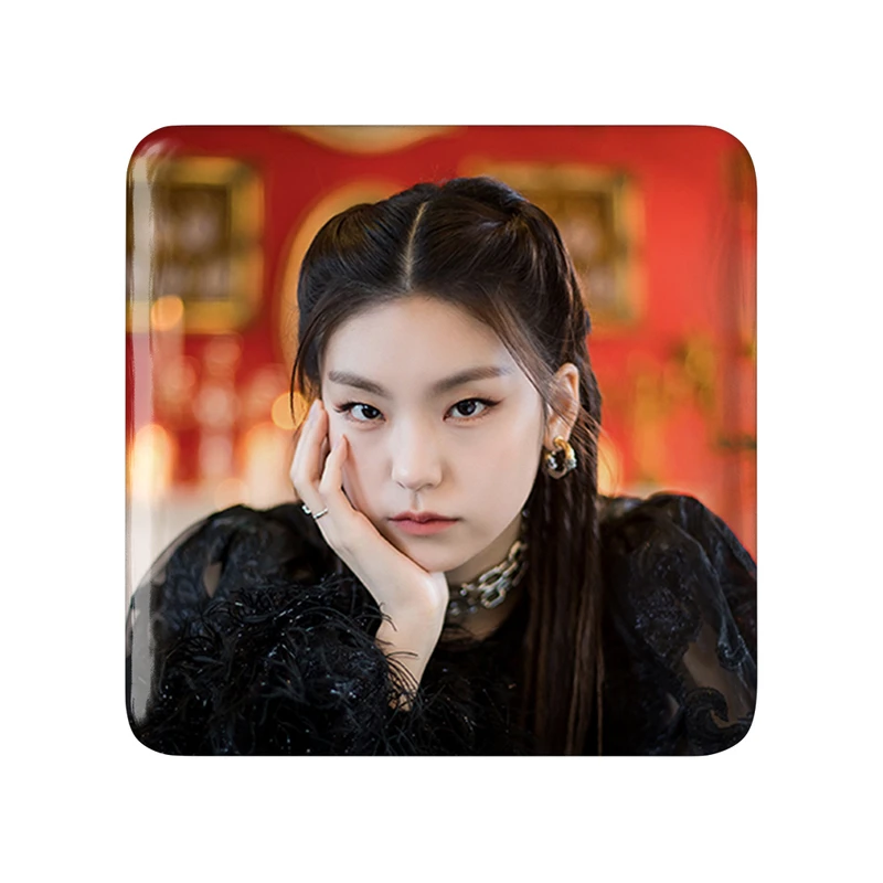 مگنت خندالو طرح یجی گروه ایتزی ITZY  مدل مربعی کد 20203