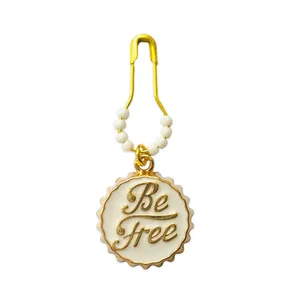 سنجاق سینه زنانه طرح BE FREE در نوشابه کد W-01