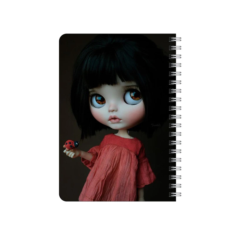 دفترچه یادداشت بامبیلیپ مدل چوبی طرح دختر و کفش دوزک کد 6953534