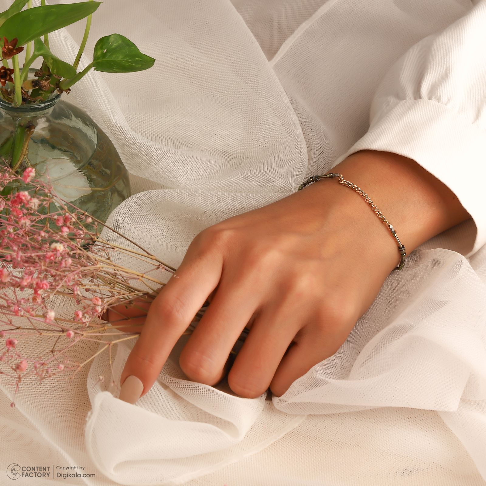 دستبند طلا 18 عیار دخترانه با بند مهره‌ای سنجاق مدل کارتیه -  - 8