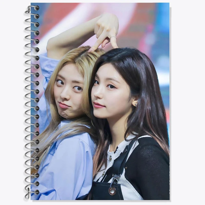 دفتر زبان 50 برگ خندالو مدل سه خط طرح گروه ایتزی ITZY کد 20233