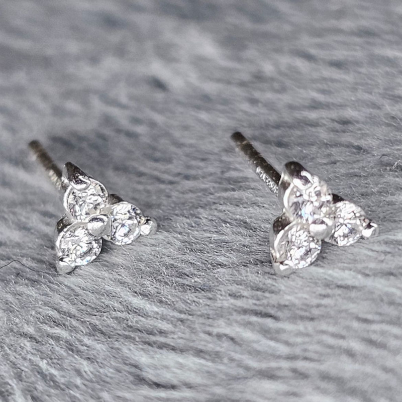 گوشواره نقره زنانه مدل گل با نگین زیرکنیا 7436