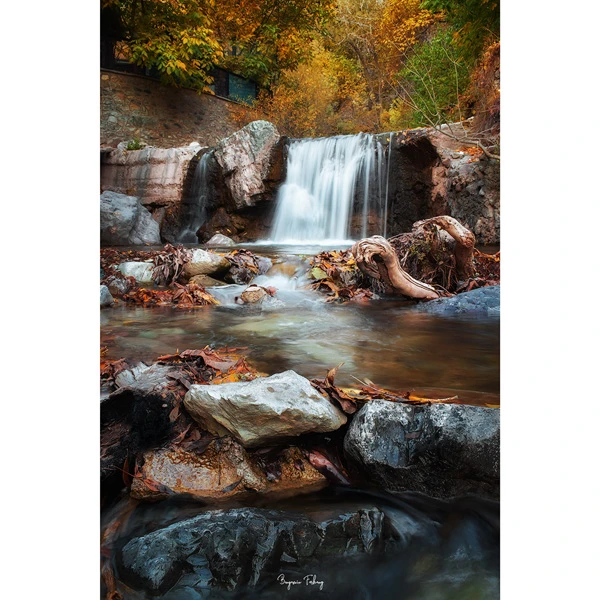 تابلو شاسی مدل منظره آبشار کوچک محلی در پاییز کد 021