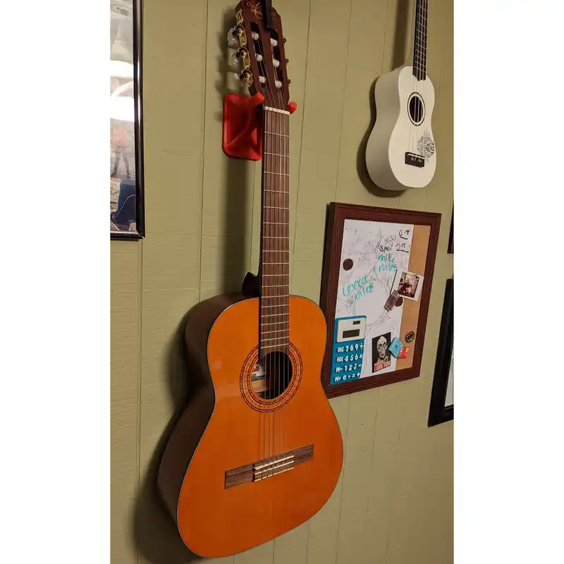 پایه گیتار مدل دیواری