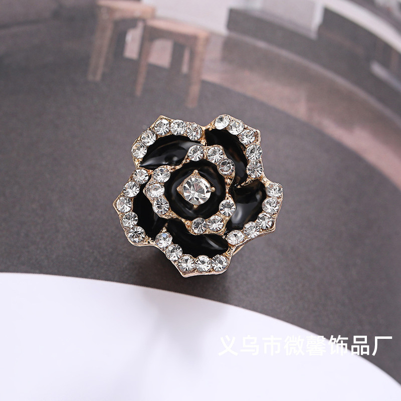 گل سینه زنانه مدل Flower گل سینه زنانه مدل Flower