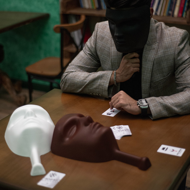 ماسک ایفای نقش مدل مافیا به همراه نشان تایید و عدم تایید