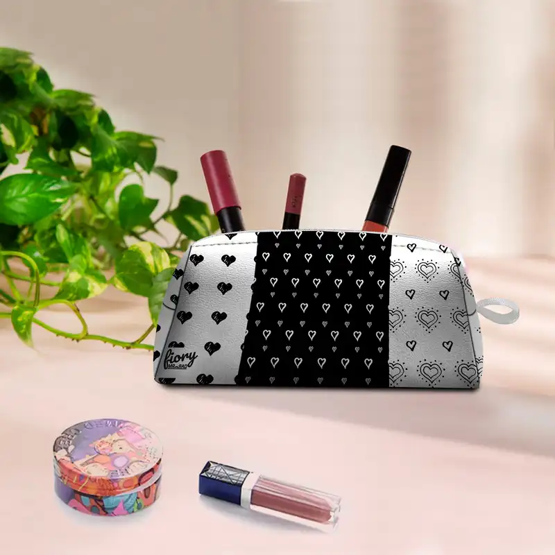 کیف لوازم آرایش زنانه فیوری مدل قلب طرح وکتور 2234 love