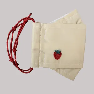 ماسک پارچه‌ای مدل توت فرنگی