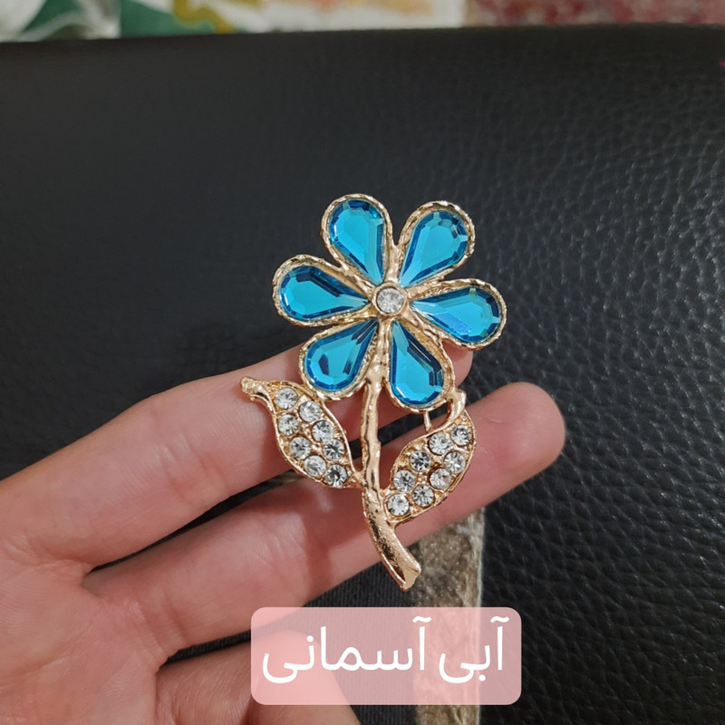 گل سینه زنانه مدل گل و برگ