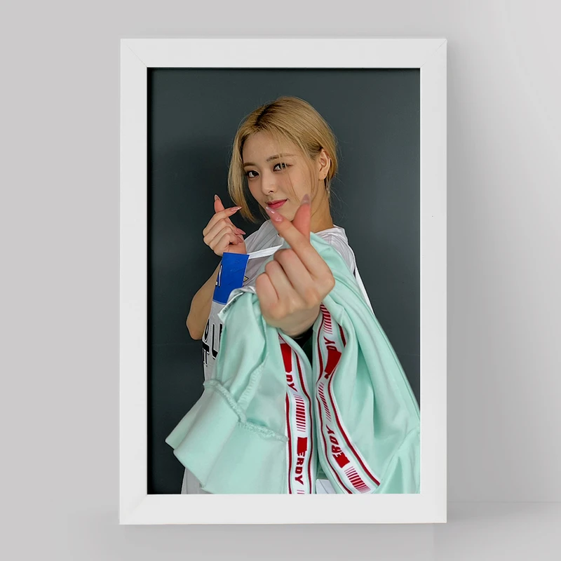 تابلو خندالو مدل یونا گروه ایتزی ITZY کد 20216