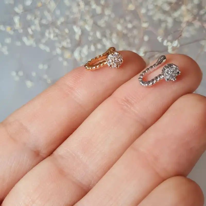 پیرسینگ بینی زنانه مدل گل نگین دار بدون سوراخ