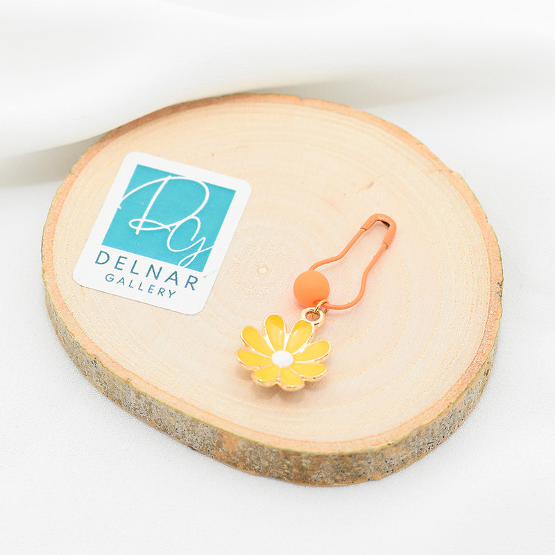 سنجاق سینه دخترانه دلنار گالری مدل بابونه و مهره پاستیلی