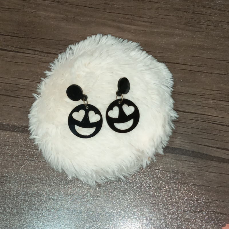 گوشواره دخترانه مدل ایموجی طرح عشق