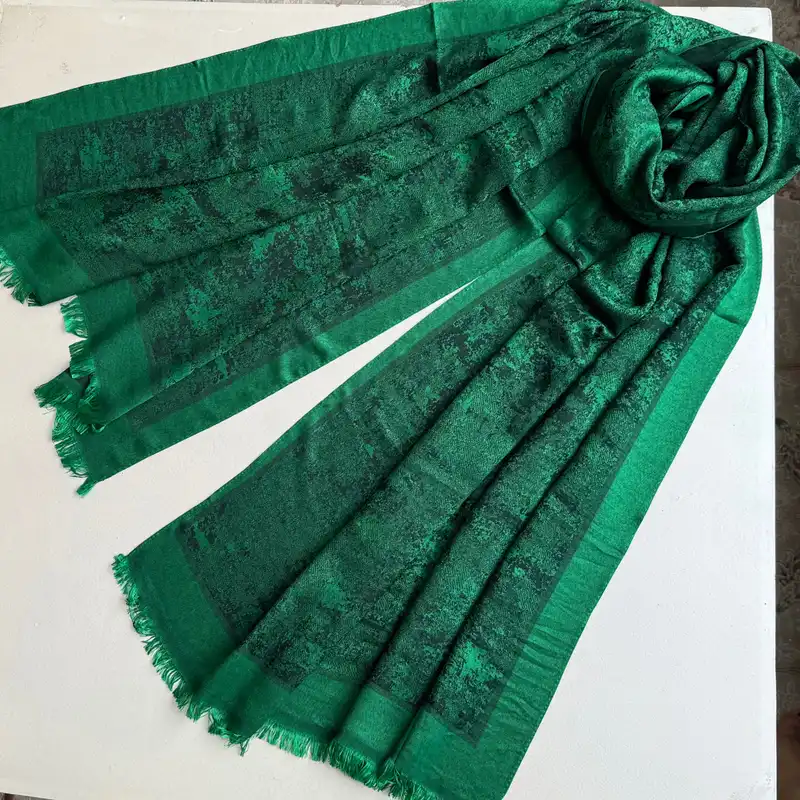 شال زنانه مدل نخی ژاکارد ابر و بادی