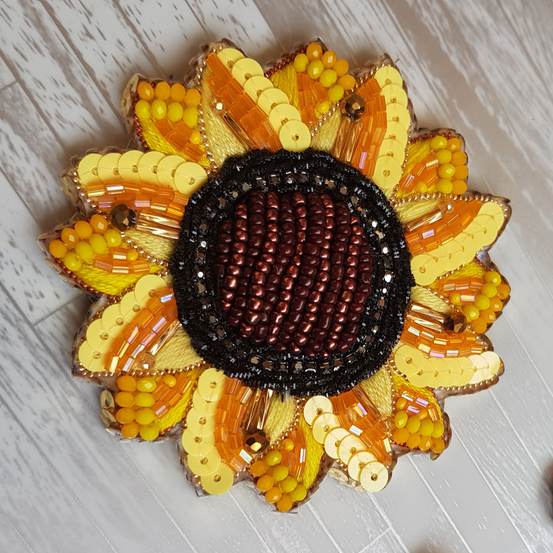 سنجاق سینه زنانه مدل جواهردوزی گل آفتابگردان کد GOL920