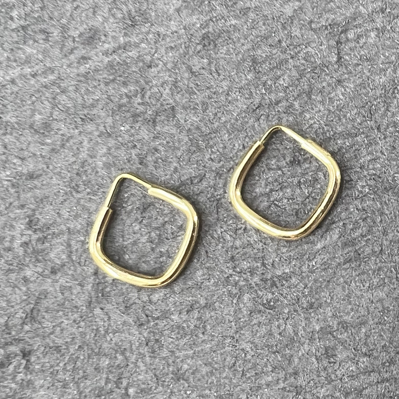 گوشواره طلا 18 عیار زنانه دوست خوب مدل مربع dk526 گوشواره طلا 18 عیار زنانه دوست خوب مدل مربع dk526